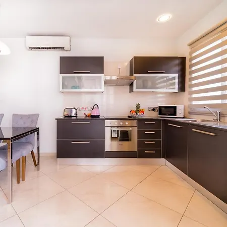 Mesogios House * Ларнака