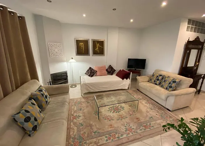 Mesogios House Appartamento Larnaca