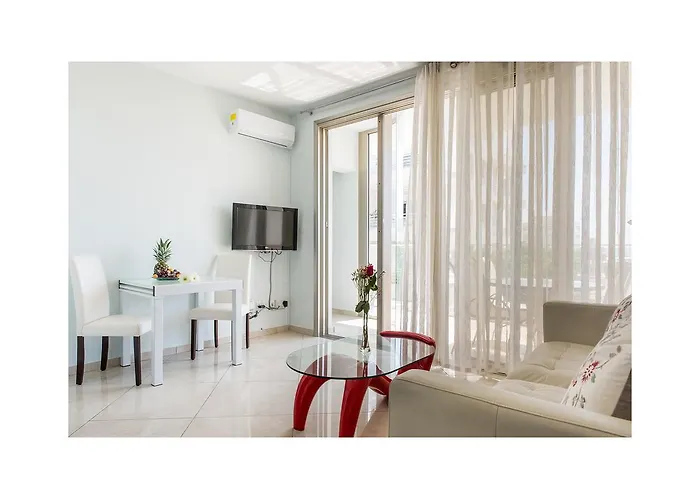 Mesogios House Appartamento Larnaca